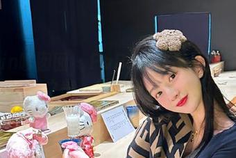Feilin嗲囡囡 – PaPa妈咪美脚带你领略写真艺术之美，最新作品集火热更新！