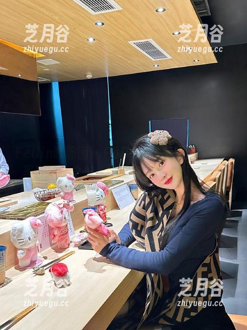 Feilin嗲囡囡-PaPa妈咪 Feilin嗲囡囡 - PaPa妈咪美脚带你领略写真艺术之美,最新作品集火热更新!