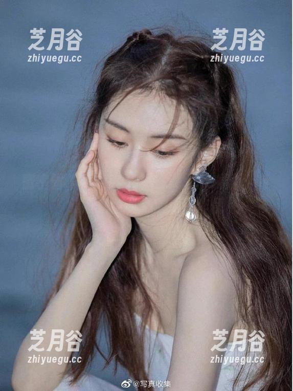 Jessie婕西 微密圈 - 红色睡袍中的Jessie婕西,传递温暖与性感的原图作品