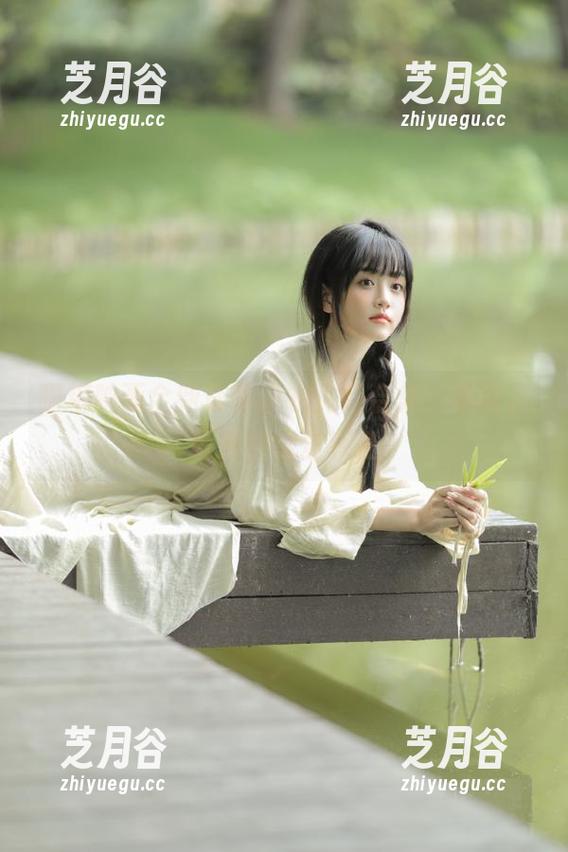 喵糖映画全新草莓泳衣免费合集，清新又可爱的视觉享受