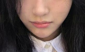 慕丝女郎时尚写真合集，玩手机的瞬间绽放出青春的光彩