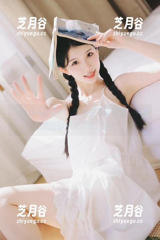 “Rioko凉凉子”连体衣写真盛宴，共享她的时尚与自信之美！