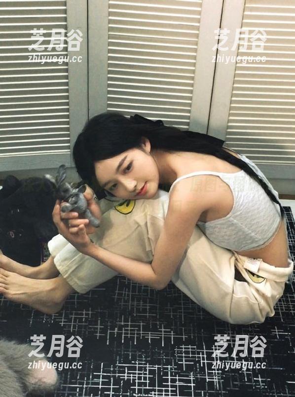 Seya狮砸 深入Seya狮砸美腿作品:原图与图册带你领略极致风采