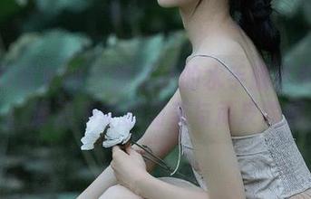 TGOD推女神 – 施忆佳的水手服私拍合集：海浪声中的甜美与顽皮瞬间