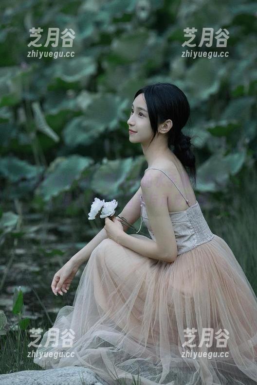 TGOD推女神-施忆佳 TGOD推女神 - 施忆佳的水手服私拍合集:海浪声中的甜美与顽皮瞬间
