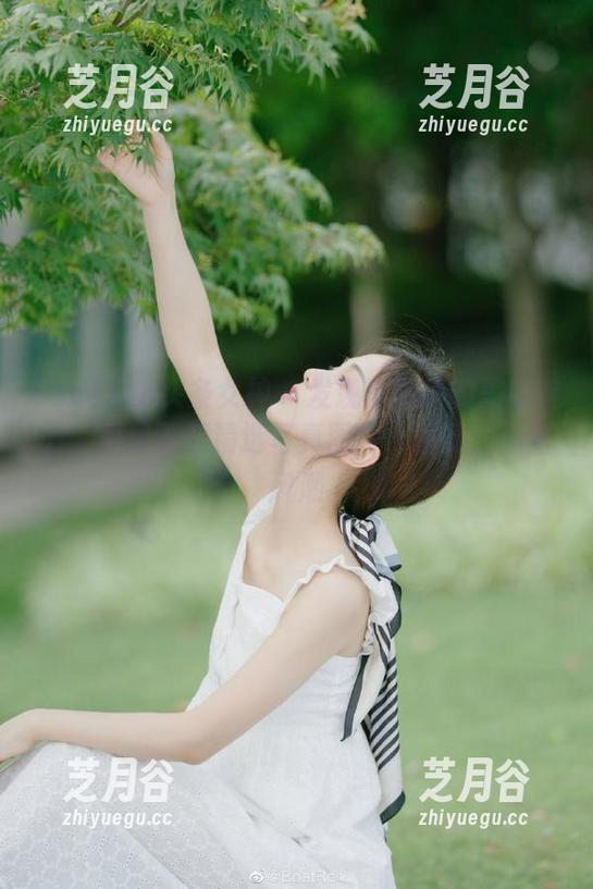 TouTiao头条女神 - 发现李思彤的美脚魅力，免费下载精选写真图片，感受时尚新风潮