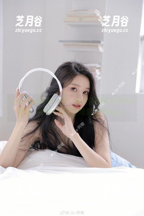 TouTiao头条女神 - 林依依连体衣照片大放送，免费图包带你领略无限魅力！