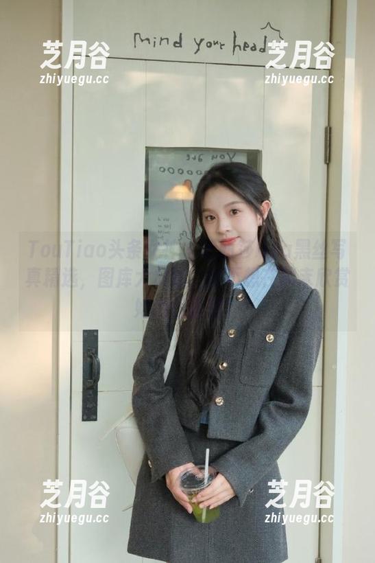 TouTiao头条女神-爱丽莎lisa TouTiao头条女神 - 爱丽莎lisa黑丝写真精选,图库大放送,谁不想在周末欣赏她的优雅呢?