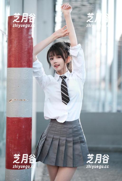 UGirls尤果网 - 高清图集：尹凌儿女王在镜头前的完美瞬间，艺术与美丽结合