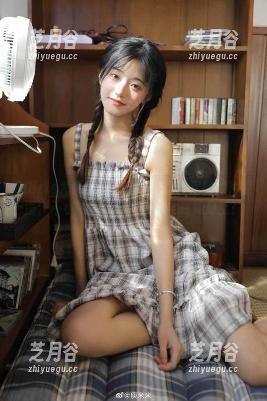 UGirls尤果网-布莱尔昆娜 UGirls尤果网 - 布莱尔昆娜教室的照片原图,不小心上了课,心思全在她身上!