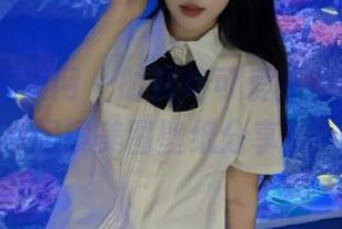 UGirls尤果网 – 时尚与可爱并存，才可儿眼镜美图壁纸分享！