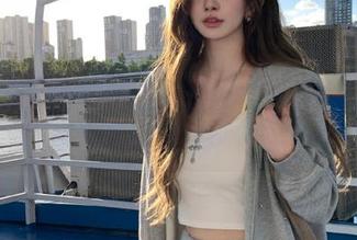 UGirls尤果网 – 全套图集：李易童在天台上的写真展现出独特风格与个性魅力