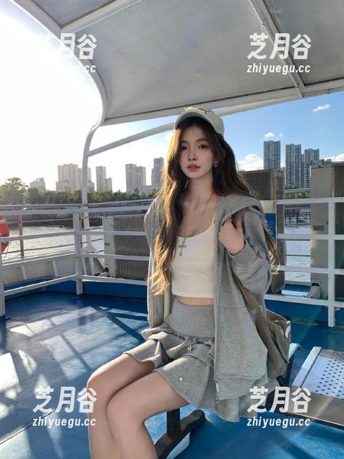 UGirls尤果网 - 全套图集：李易童在天台上的写真展现出独特风格与个性魅力