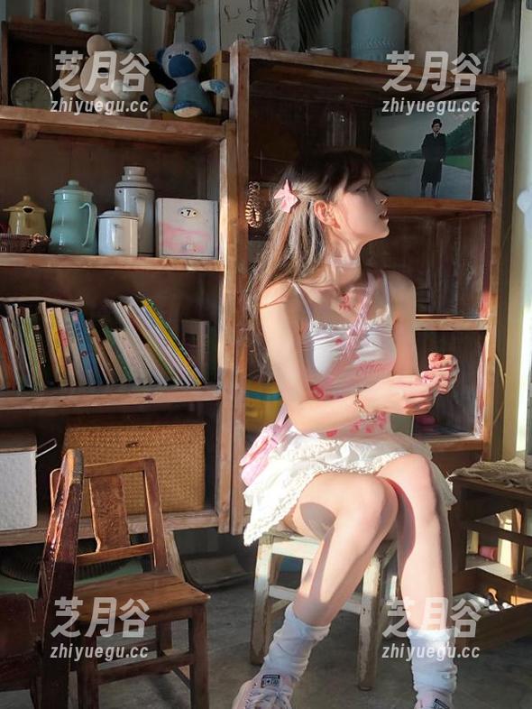 UGirls尤果网 - 李颜儿与长腿的魅力碰撞，精美写真作品合集，展现她独特的时尚风格。