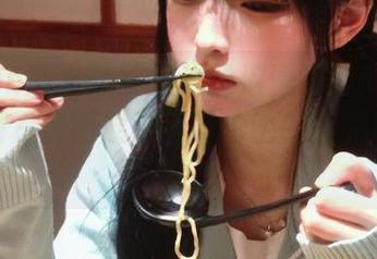 Xiuren秀人网 – 海边的浪漫瞬间：Miko酱的写真原图展现无与伦比的美丽与宁静！