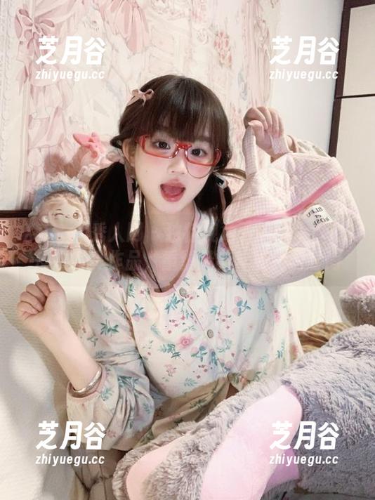 Xiuren秀人网-Yuki鱼儿 Xiuren秀人网 - 独特视角下的Yuki鱼儿皮衣写真作品,重塑经典与现代的时尚