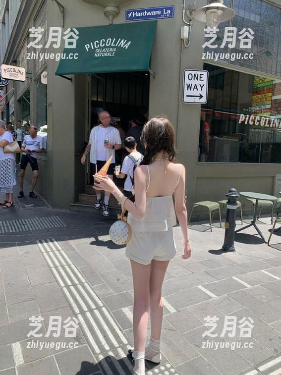 Xiuren秀人网 - 徜徉在lingyu69的泳装摄影艺术中：揭秘每一张原图和套图的独特魅力