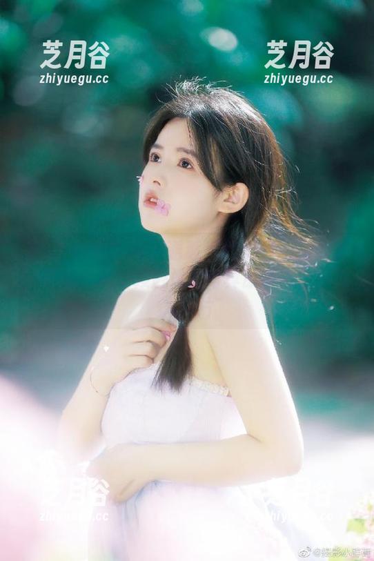 Xiuren秀人网-周美美alicia Xiuren秀人网 - 邂逅周美美alicia的长腿艺术:亲密接触她的写真原图与独特魅力图片