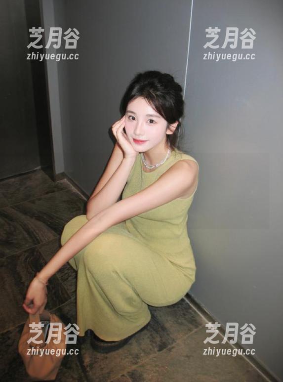 Xiuren秀人网 - 不可错过的容容容Alice夏日写真集：清新靓丽的写真作品，立刻下载感受夏日魅力！