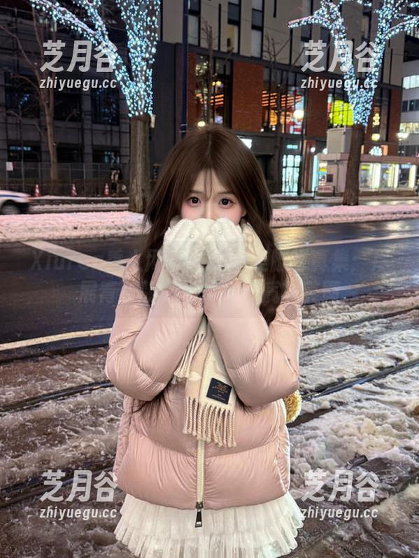 Xiuren秀人网-岁小岁 Xiuren秀人网 - 岁小岁美脚写真集:尽展青春靓丽与优雅气质的美图