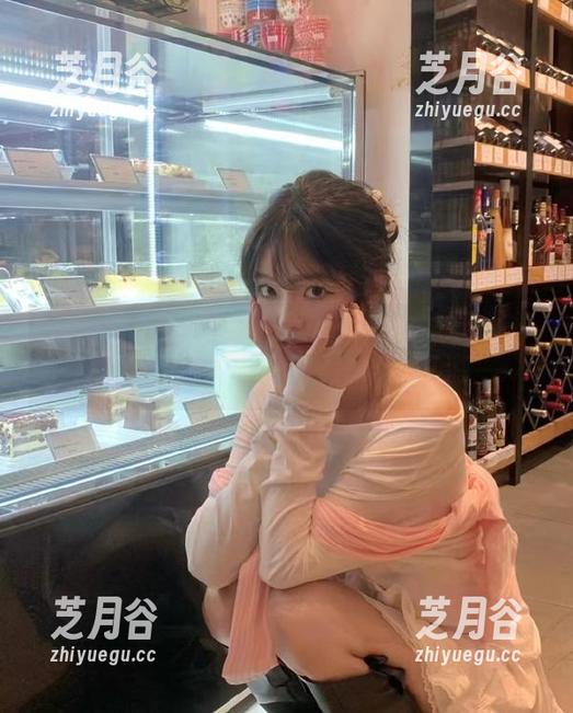 Xiuren秀人网 - 灰丝写真中的月酱儿：独特原图带你领略她的风采