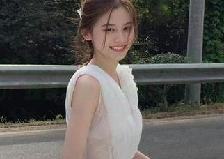Xiuren秀人网 – 瑶啊摇的瑶眼镜写真魅力：探索丰富的资源与创作灵感
