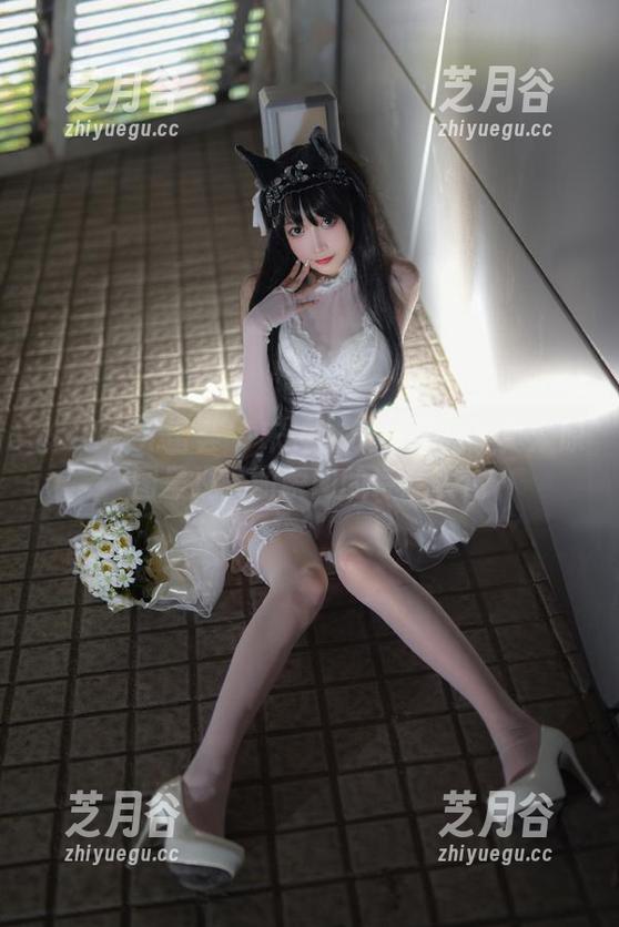 YouMi尤蜜荟-宋梓诺Bee YouMi尤蜜荟 - 宋梓诺Bee红裙写真:原图呈现美丽瞬间的诗意表达