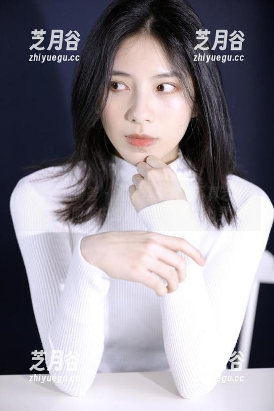 YouMi尤蜜荟-尤妮丝 YouMi尤蜜荟 - 尤妮丝少女的写真艺术:作品图库中的璀璨光芒照亮心灵
