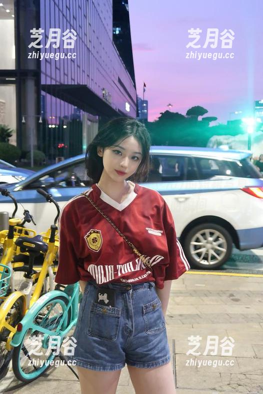 来观看asagiriai(爱ちゃん)的短裙写真，邂逅夏日清新的美丽瞬间