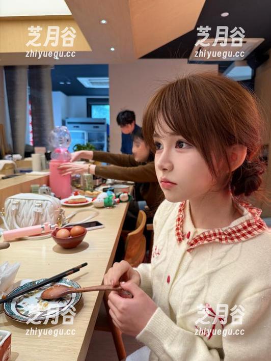 pans-小九 pans - 高清小九护士写真作品发布,原图为你呈现甜美与优雅的完美结合。