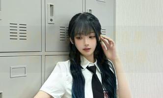 丽柜 – 分享Amily校服写真合集：重温那段纯真的校园岁月与梦想