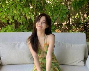 丽柜 – 允儿全新丝袜作品集分享，带你领略更多时尚与艺术的碰撞！