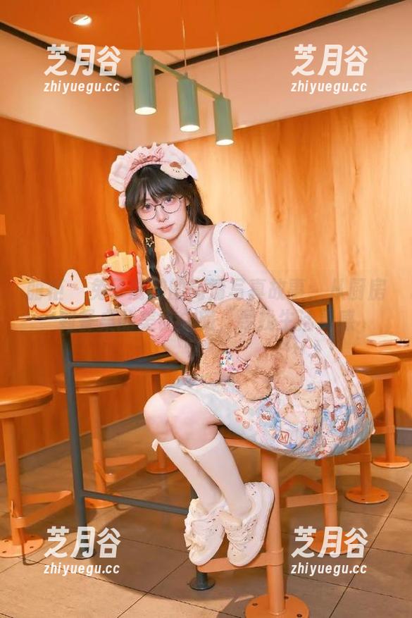 丽柜-兔子 丽柜 - 兔子厨娘的高清写真故事:从厨房到餐桌的美食之旅,寻找生活灵感