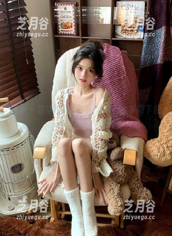 丽柜-柒柒 丽柜 - 柒柒最新写真集发布,水手服下的温柔与坚强交融