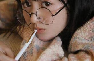 丽柜 – 白云泳衣美图写真新作，展现自然与美的无缝交融
