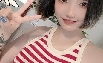 夏季甜美：云溪溪泳衣主题合集，精彩瞬间一键下载！