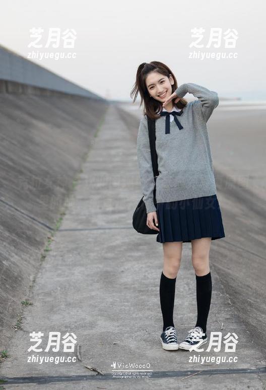 克拉女神 - 欢迎围观！佳莹户外写真原图里的她，简直是森林中的小仙女！