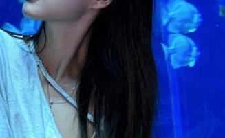 克拉女神 – 最新原图曝光！吕佳白丝写真中那些自嘲又真实的瞬间