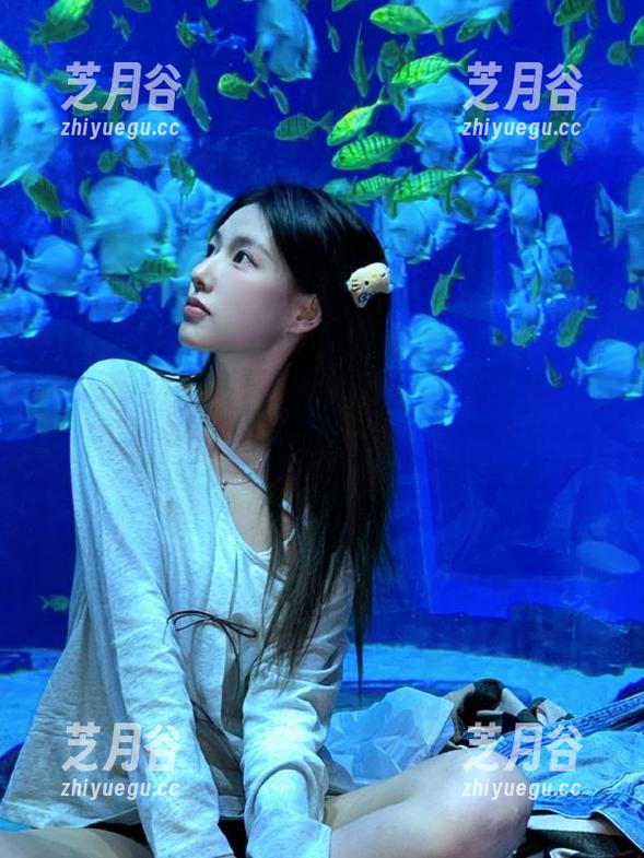 克拉女神-吕佳 克拉女神 - 最新原图曝光!吕佳白丝写真中那些自嘲又真实的瞬间