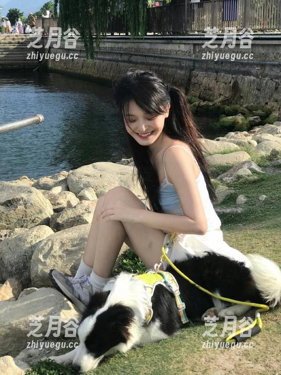 克拉女神 - 在线探索芝月的棉袜世界，独特写真风格让人惊艳不已