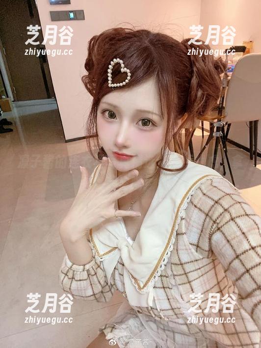 凛子酱 凛子酱的连衣裙写真精选:丢掉忧虑,拿起自嘲!