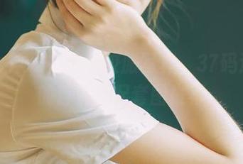 初夏女神 – 依依的校服写真，37码运动鞋的百变搭配套图推荐