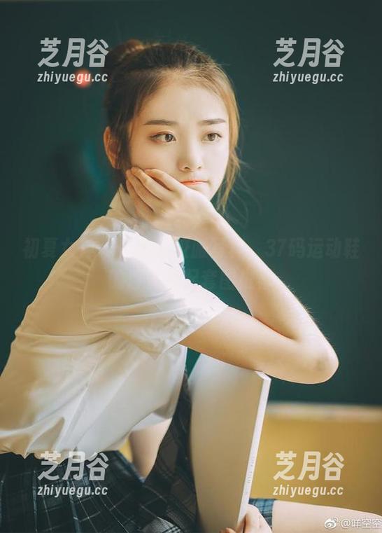 初夏女神-依依 初夏女神 - 依依的校服写真,37码运动鞋的百变搭配套图推荐