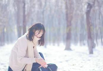 周叽是可爱兔兔与伊丽莎白连体衣的完美邂逅：写真合集分享她的风格
