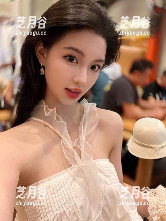 嗲囡囡 - 鱼子酱fish私房图包让人心动，探寻JK写真与自我的深度交融与表达！