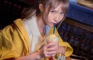 在下萝莉控ii无圣光毛衣写真：柔和光线下的梦幻瞬间