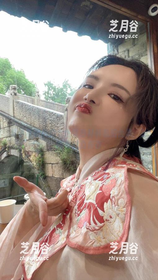夏小秋秋秋 夏小秋秋秋的个性黑色衬衫私拍合集:时尚与魅力并存