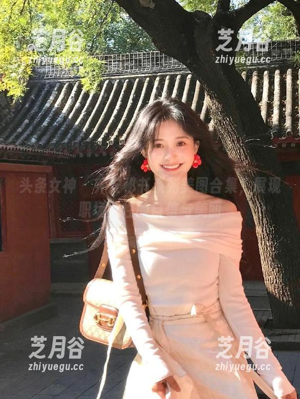 头条女神 - 乔安秘书系列美图合集，展现职场女性的自信与美丽