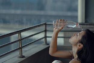头条女神 – 王竹的夏天写真集分享：捕捉阳光下的动人故事