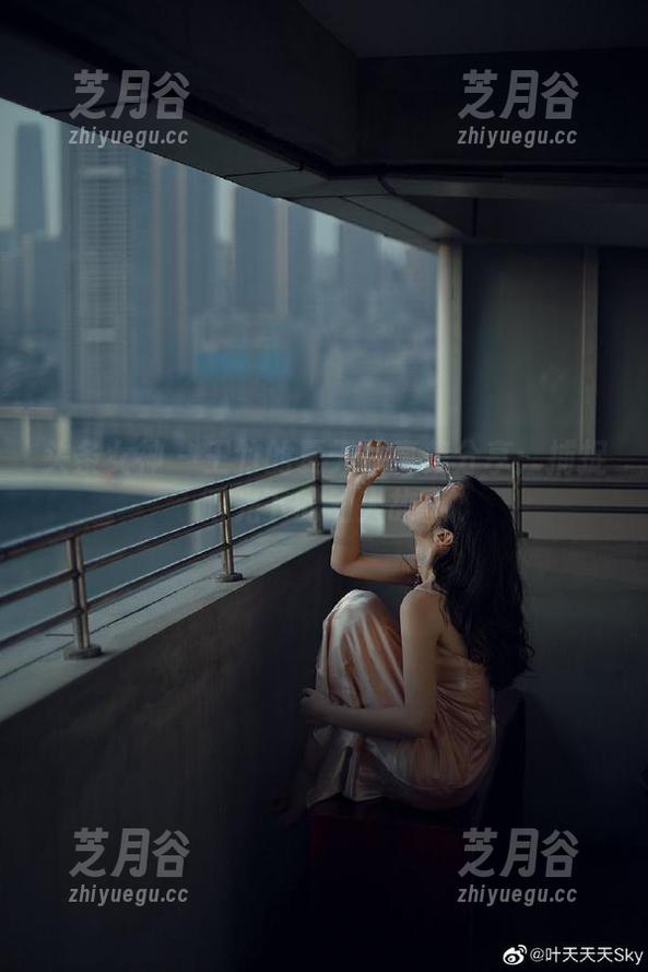 头条女神-王竹 头条女神 - 王竹的夏天写真集分享:捕捉阳光下的动人故事